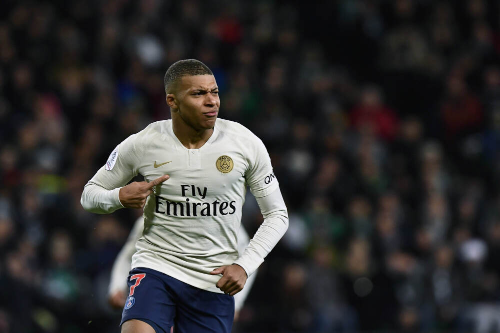 太棒了👍瓦科女儿穿泰山球衣登台演出，在第一排跳舞毫不怯场